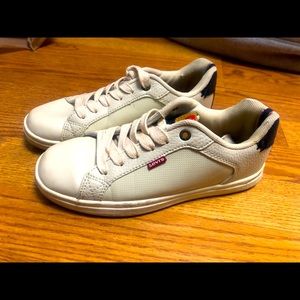 kids Levi’s shoes 👟 u.s. 3.5, eur 35.5 u.k. 2.5